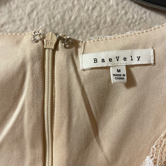 BaeVely Cream and White Lace Dress Size Medium - Picture 4 of 13
